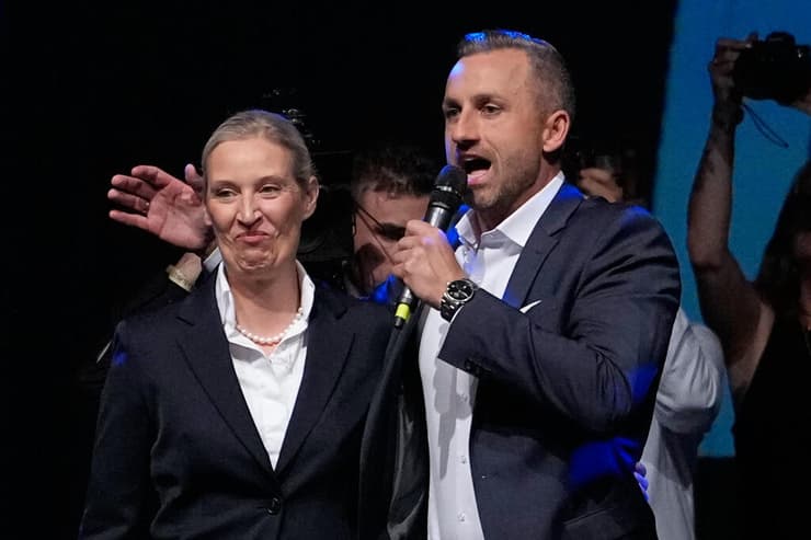 אולריך זיגמונג מנהיג אלטרנטיבה לגרמניה AfD במדינת המחוז סקסוניה אנהלט גרמניה לצד מנהיגת המפלגה הארצית אליס ויידל (צילום: AP Photo/Matthias Schrader) אולריך זיגמונג מנהיג אלטרנטיבה לגרמניה AfD במדינת המחוז סקסוניה אנהלט גרמניה לצד מנהיגת המפלגה הארצית אליס ויידל