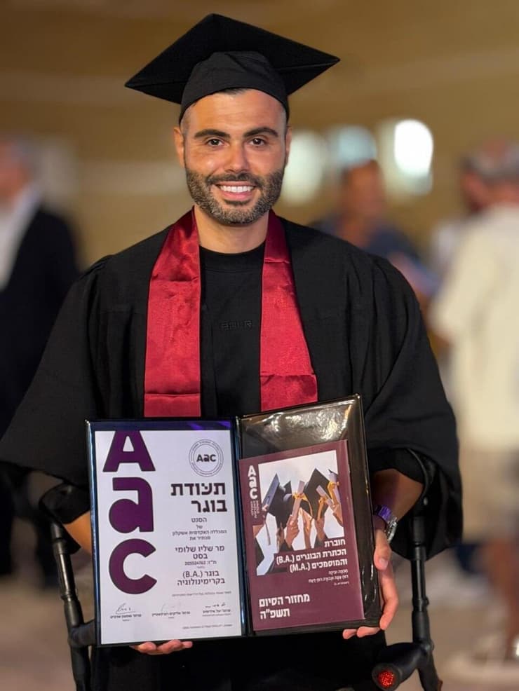 שליו בסט בטקס קבלת התואר. "לא האמינו שאצליח" (צילום: אל די איי הפקות וידאו וצילומי אוויר) רס"ר שליו בסט לוחם יס"מ שנפצע אנושות בקרב באופקים ב-7 באוקטובר ב טקס קבלת ה תואר שלו ב אשקלון