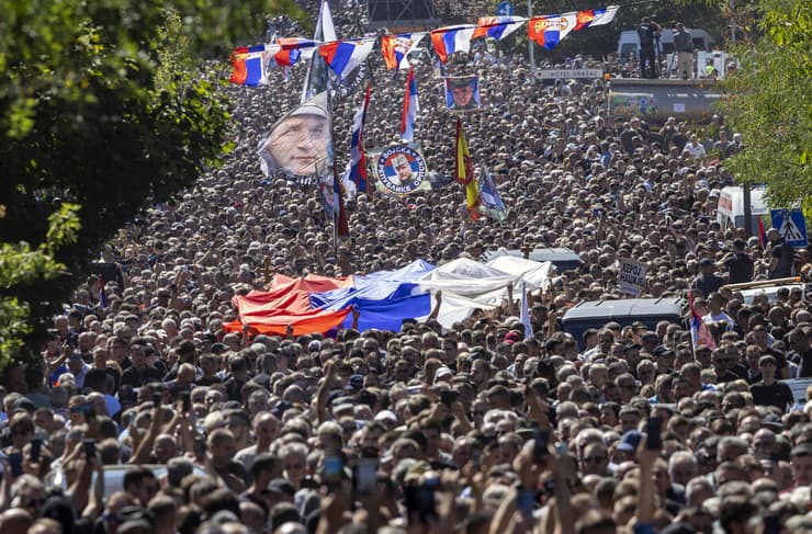 נושאים את תמונותיו של פושע המלחמה המורשע ליד הכנסייה. "אימהות סרברניצה": "האדרת רצח עם איננה כבוד" (צילום: Srdjan Stevanovic/Getty Images Europe) סרביה בלגרד הלוויה כבוד ל פושע המלחמה רטקו מלאדיץ'