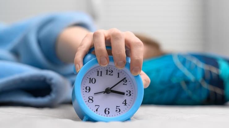 שינוי בתזמון השינה אינו מלמד לבדו אם המתבגר משלים חסך או רק מזיז את שעות השינה (צילום: Shutterstock) שעון מעורר