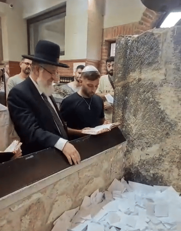 מתן אנגרסט אומר "מזמור לתודה" בהונגריה