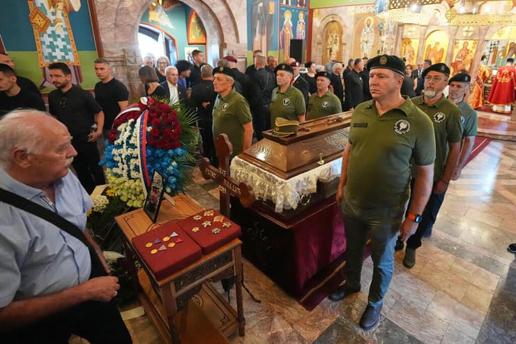 צילום: AP Photo/Darko Vojinovic סרביה בלגרד הלוויה כבוד ל פושע המלחמה רטקו מלאדיץ'