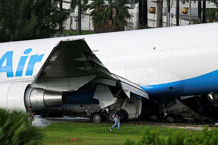 צילום: Photo by CHANDAN KHANNA / AFP המטוס המסחרי של אמזון שסטה מהמסלול במיאמי