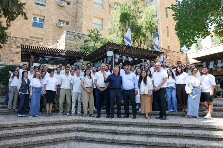 שר העלייה והקליטה ויו"ר הסוכנות היהודית עם עולים חדשים באולפן עציון בירושלים (צילום: אלישע חנקין, משרד העלייה והקליטה) שר העלייה והקליטה ויו"ר הסוכנות היהודית עם עולים חדשים באולפן עציון בירושלים