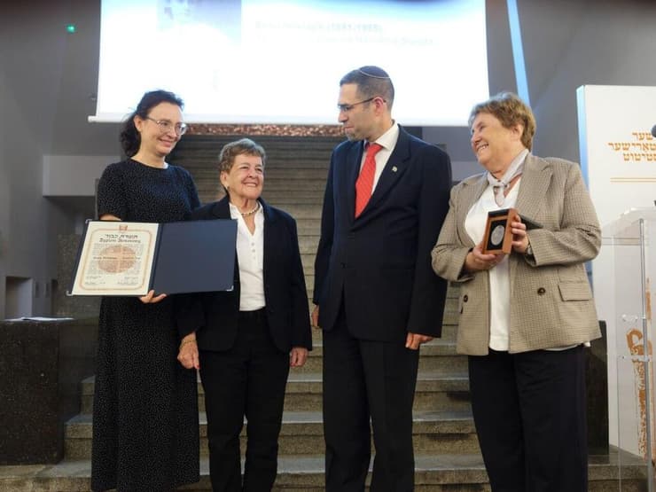 טקס הענקת התעודה (צילום: באדיבות המשפחה) מהטקס שנערך לכבודה של אנה נקלאוס
