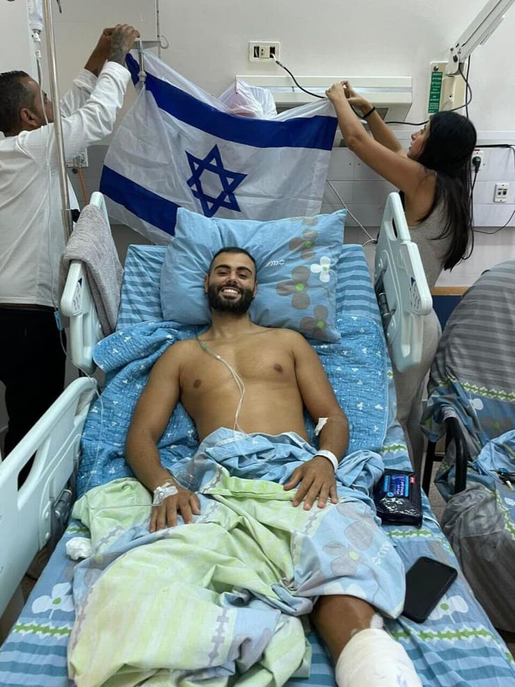 בסט אחרי הפציעה. "כל התקדמות קטנה נתנה לי כוח להמשיך" רס"ר שליו בסט לוחם יס"מ שנפצע אנושות בקרב באופקים ב-7 באוקטובר