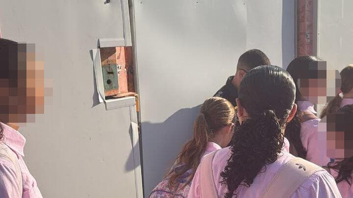 התלמידים מחוץ לשער שרותך שערי בית ספר אפיקים בבני ברק רותכו