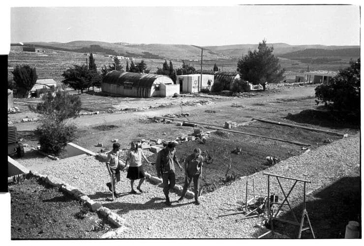 השיבה לכפר עציון ב-1967 (צילום: דוד רובינגר) כפר עציון ב-1967