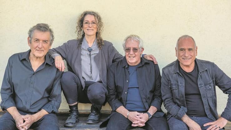 מתוך הכאב המשותף הם הצליחו ליצור אלבום תמים וטוב שידע לפנות אל הילדים בגובה העיניים.מימין לשמאל: דויד ברוזה, גידי גוב, יהודית רביץ ויוני רכטר (צילום: יריב פיין וגיא כושי) מימין לשמאל: דויד ברוזה, גידי גוב, יהודית רביץ ויוני רכטר