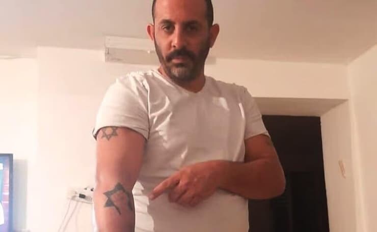 פעיל עוצמה יהודית צחי אליהו, שלו קעקוע של תנועת "כך" על הזרוע, ישובץ במקום ה-8 ברשימה של איתמר בן גביר