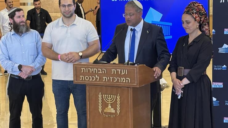 השר בן גביר במעמד הגשת הרשימה (צילום: גיל יוחנן ) איתמר בן גביר בהרשמת המפלגה " עוצמה יהודית"