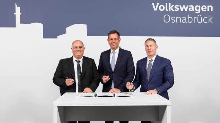 משמאל: יואב תורג׳מן, מנכ''ל רפאל מערכות לחימה מתקדמות; אולף ליס, ראש ממשלת סקסוניה התחתונה; ותומר יעקב, שותף מייסד קרן אוריליוס (צילום: פריסו גנטש) משמאל לימין: יואב תורג׳מן, מנכ''ל רפאל מערכות לחימה מתקדמות; אולף ליס, ראש ממשלת סקסוניה התחתונה; ותומר יעקב, שותף מייסד קרן אוריליוס — במהלך טקס חתימת הסכם שיתוף הפעולה במפעל פולקסווגן אוסנברוק