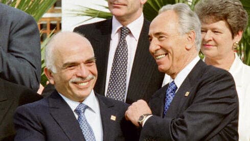 פרס וחוסיין בשנת 1996 (GERARD FOUET, AFP) פרס וחוסיין בשנת 1996