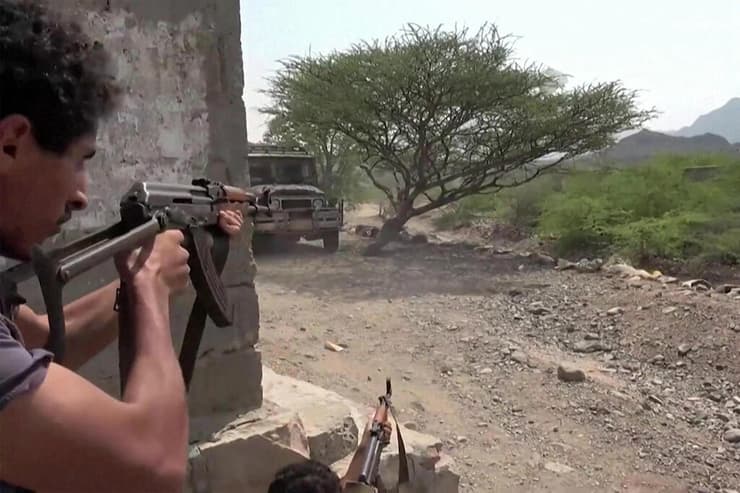 צילום: AFP PHOTO / NATIONAL RESISTANCE FORCES IN YEMEN / HANDOUT תיעוד שפרסמו כוחות הממשלה התימנית הנתמכת על ידי סעודיה מקרבות מול החות'ים חות'ים באזור תעז בדרום-מערב תימן 8 בספטמבר
