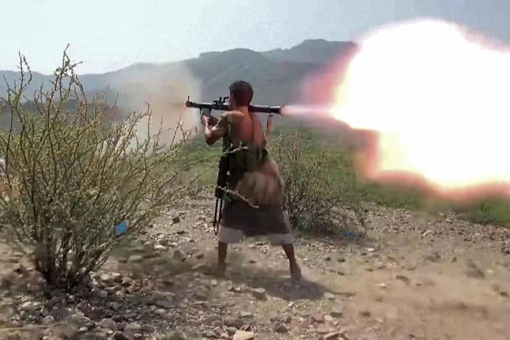 צילום: AFP PHOTO / NATIONAL RESISTANCE FORCES IN YEMEN / HANDOUT תיעוד שפרסמו כוחות הממשלה התימנית הנתמכת על ידי סעודיה מקרבות מול החות'ים חות'ים באזור תעז בדרום-מערב תימן 8 בספטמבר