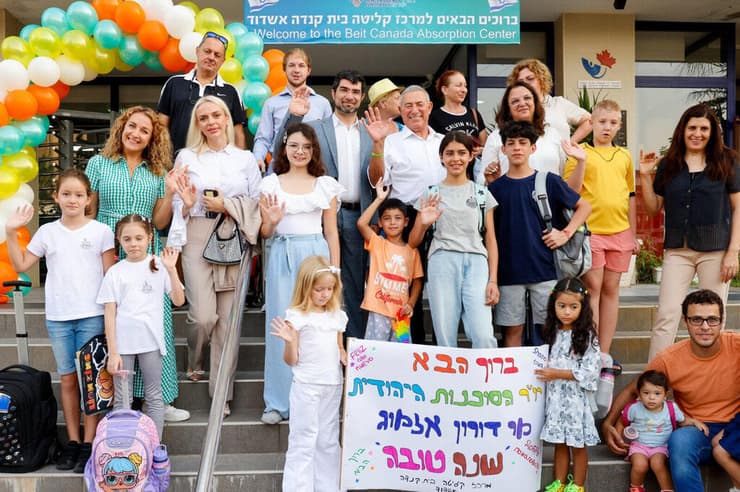 דורון אלמוג, יו"ר הסוכנות היהודית, עם עולים חדשים (צילום: גיא יחיאלי) דורון אלמוג, יו"ר הסוכנות היהודית, עם עולים חדשים