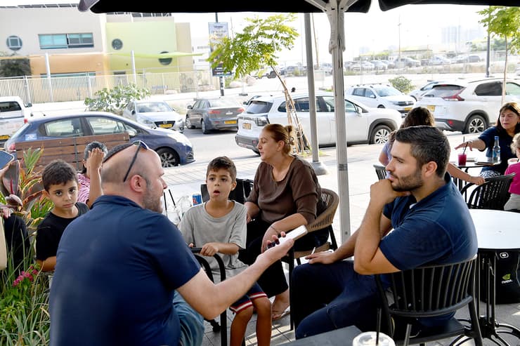 עם דוד, יפית ואודם (צילום: פאול אורלייב ) מגזין סופ"ש: פרויקט בחירות - הערים המפולגות: קריית ביאליק