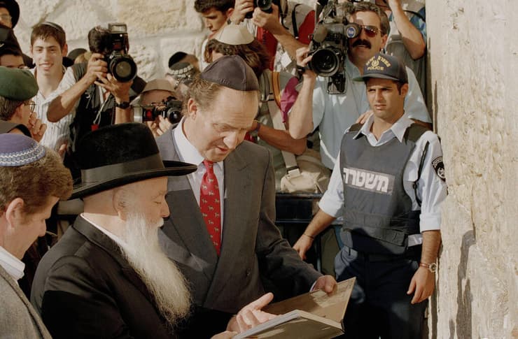 מלך ספרד חואן קרלוס (במרכז) מקבל ספר מידי הרב יהודה גץ במהלך ביקור בכותל המערבי, ב-9 בנובמבר 1993 (צילום: Nati Harnik/AP) מלך ספרד חואן קרלוס (במרכז) מקבל ספר מידי הרב יהודה גץ במהלך ביקור בכותל המערבי, ב-9 בנובמבר 1993