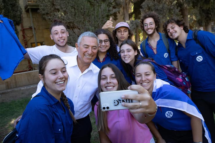 דורון אלמוג, יו"ר הסוכנות היהודית, עם חניכי המכון למדריכי חו"ל הפועל הסוכנות היהודית וההסתדרות הציונית העולמית (צילום: אלכס קולומויסקי) דורון אלמוג, יו"ר הסוכנות היהודית, עם חניכי המכון למדריכי חו"ל הפועל הסוכנות היהודית וההסתדרות הציונית העולמית