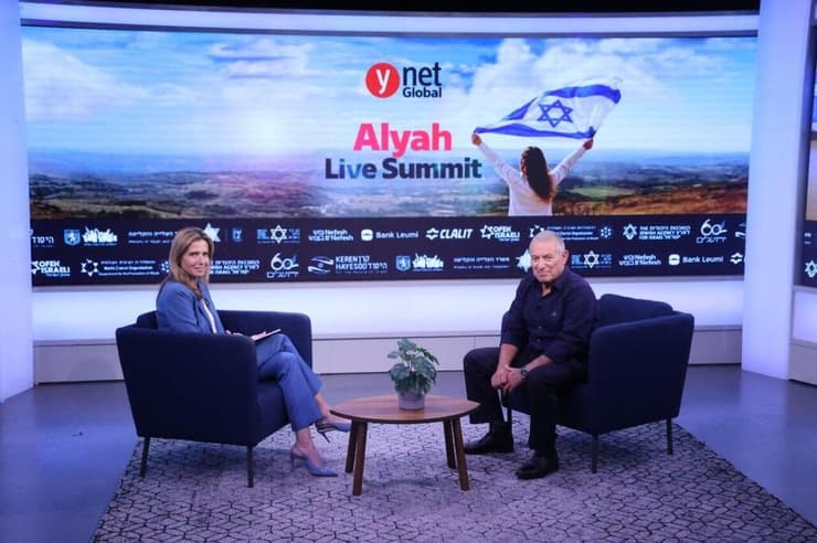 דורון אלמוג, יו"ר הסוכנות היהודית, בשיחה עם שרון כידון (צילום: מוטי קמחי) דורון אלמוג, יו"ר הסוכנות היהודית, בשיחה עם שרון כידון