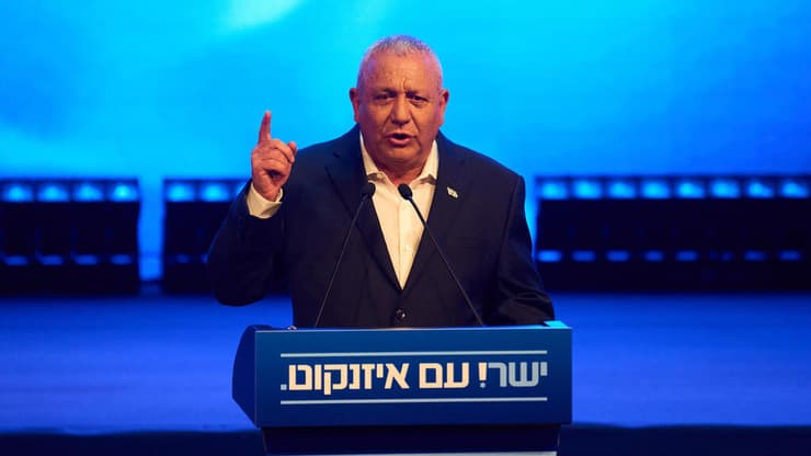 שואף לקבל את המנדט. יו"ר ישר! איזנקוט (צילום: AP Photo/Ariel Schalit) גדי איזנקוט