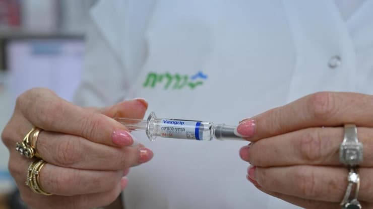 מבצע חיסוני השפעת יוצא לדרך בהדרגה ברחבי הארץ (צילום: אלעד גוטמן) חיסון נגד שפעת בקופת החולים כללית