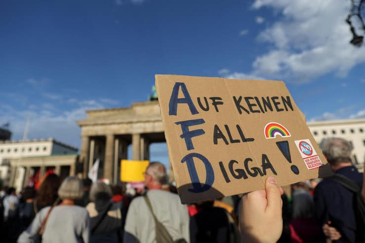 הפגנה אתמול בברלין נגד AfD. מובילה גם בסקרים הארציים (צילום: REUTERS/Maryam Majd) הפגנה ב ברלין גרמניה נגד מפלגת הימין הקיצוני לגרמניה AfD 7 בספטמבר