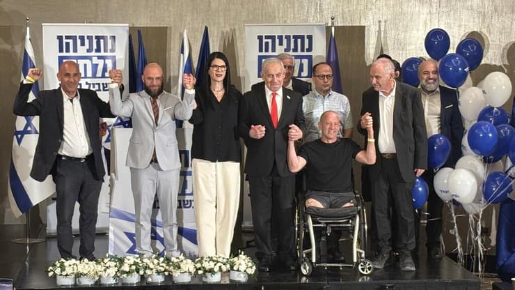 נתניהו והמשוריינים שהציג, הערב (צילום: גיל יוחנן) הצהרת ראש הממשלה בנימין נתניהו עם המשוריינים החדשים במפלגה