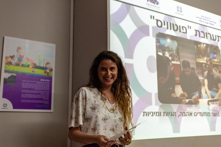סיון לוטן בפרויקט שיזמה בשיתוף עם דלת פתוחה ופרופ' מני מלכה (צילום: באדיבות סיון לוטן) סיון לוטן בפרויקט שיזמה בשיתוף עם דלת פתוחה ופרופ' מני מלכה