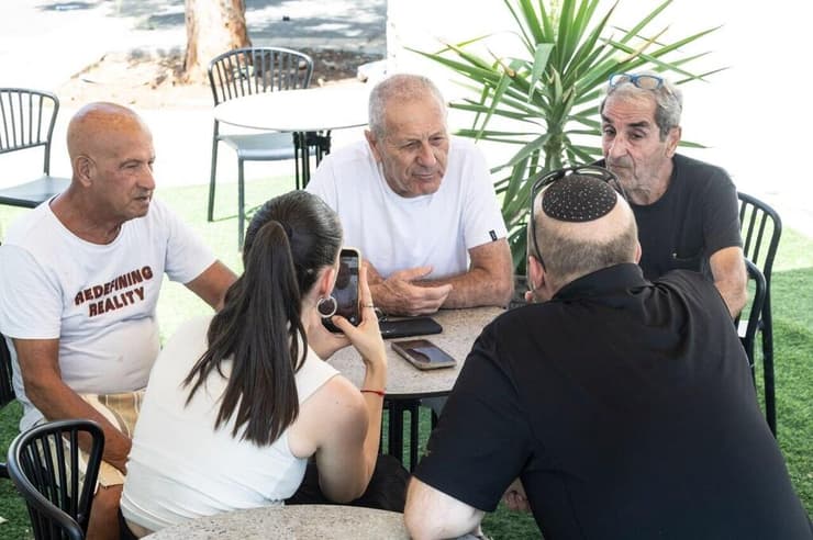 "כל החברים שלי מצביעים לשמאל". מימין: שמשון שאקי, ראובן לביא ובני אליהו (צילום: גיל נחושתן ) מגזין סופ"ש: פרויקט בחירות - הערים המפולגות: יקנעם עילית