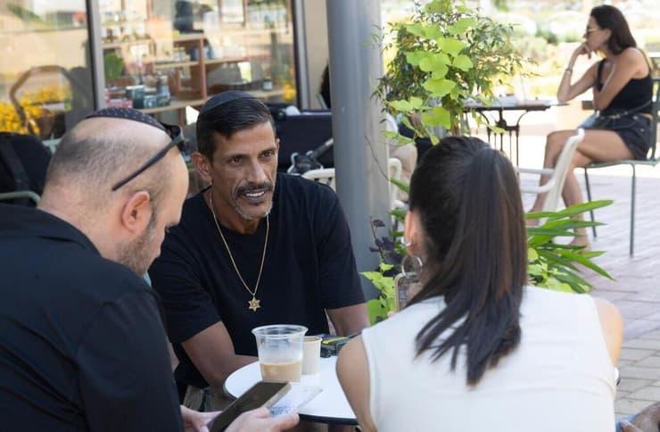 "מאז שאני זוכר את עצמי אני ביבי". אביעד כוכבי (צילום: גיל נחושתן ) מגזין סופ"ש: פרויקט בחירות - הערים המפולגות: יקנעם עילית