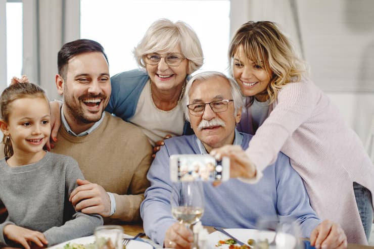עבור אדם עם דמנציה, הרעש וההמולה בארוחת החג עלולים להפוך במהירות לעומס (צילום: Shutterstock) ארוחת חג