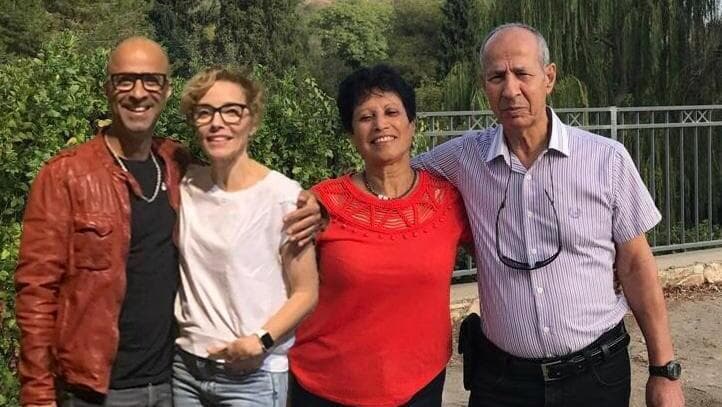 היה לה כמו אח. משמאל: ניצן גלעדי, מילי אביטל, וההורים שמואל ורחל גלעדי (צילום: טלי קצורין) משמאל: ניצן גלעדי, מילי אביטל, וההורים שמואל ו-גלעדי