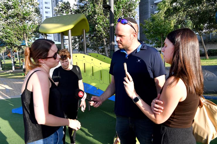 "עם כמה שאני מאמינה שאין לביבי מחליף - אני לא יכולה להמשיך להצביע לו". עם ענת קשת בגינה (צילום: פאול אורלייב ) מגזין סופ"ש: פרויקט בחירות - הערים המפולגות: קריית ביאליק