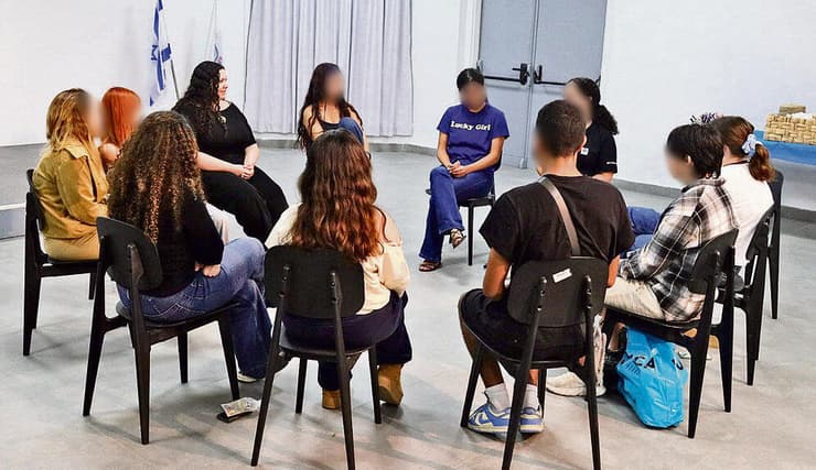 כאן חרדה, דיכאון והתמודדות רגשית הם לא דבר להתבייש בו. קבוצת "עמיתים לנוער" עם הרכזת ענבל יובל (מיקי שמידט) קבוצת "עמיתים לנוער" עם הרכזת ענבל יובל