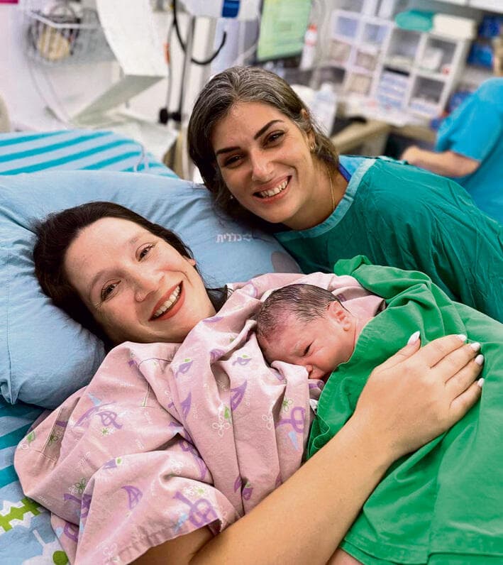שחר דוידוב ואחותה זוהר בחדר הלידה