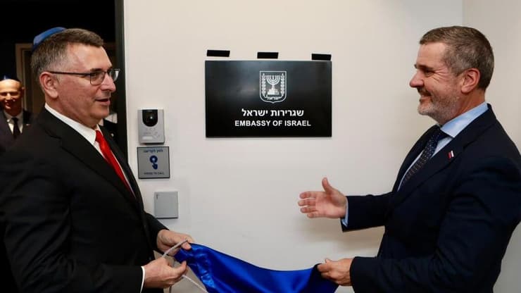 סער חונך את שגרירות ישראל בסלובניה (צילום: שליו מן) גדעון סער חנך את שגרירות ישראל בסלובניה