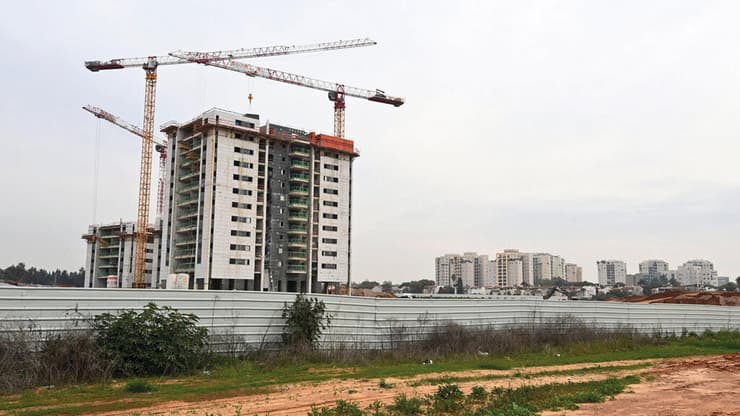 "יותר ביקורתיים ופחות רודפי מבצעים". שכונה חדשה בבנייה ביהוד מונוסון (צילום: קובי קואנקס) "יותר ביקורתיים ופחות רודפי מבצעים". שכונה חדשה בבנייה ביהוד מונוסון