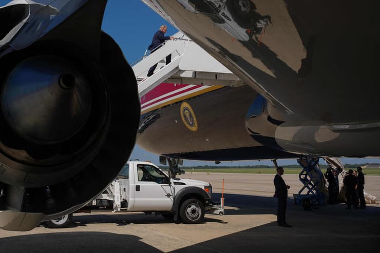 צילום: Andrew Harnik / GETTY IMAGES NORTH AMERICA / AFP מגלשת חירום נפרשה במטוס אייר פורס ואן לפני עליית טראמפ