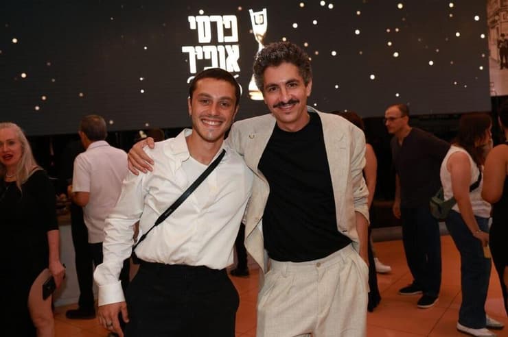 מימין: במאי "עצמאות" משה רוזנטל ועידו טאקו, שמככב ב"עצמאות" וזכה בפרס שחקן המשנה על תפקידו ב"לאן/لوين" (צילום: ענת מוסברג) מימין: משה רוזנטל ועידן טאקו