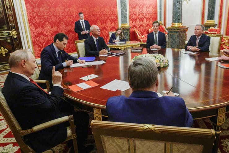 צילום: Sputnik, Kremlin Pool Photo via AP נשיא רוסיה פוטין נפגש עם שליחי טראמפ וויטקף ו קושנר ב קרמלין 5 בספטמבר