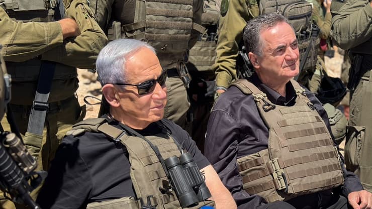 נתניהו בכתר החרמון בסוריה: "לא ניתן לשום צבא טרור להתבסס בגבולנו" (צילום: דוברות ראש הממשלה) ראש הממשלה נתניהו וישראל כ"ץ בכתר החרמון בסוריה