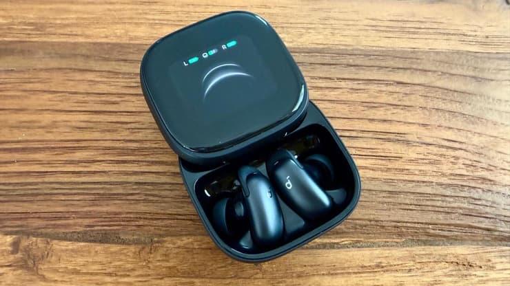 אוזניות Liberty 5 Pro Max של Soundcore (דניאלה גינזבורג) אוזניות Liberty 5 Pro Max של Soundcore