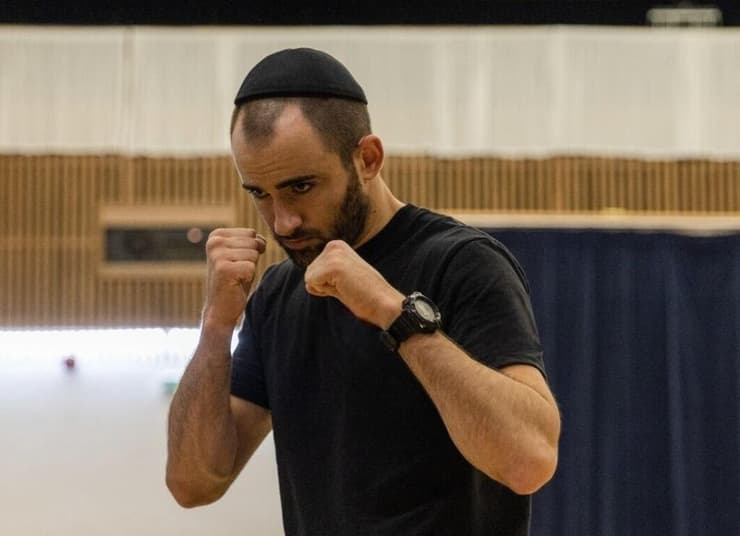 דיוויד. נתקל באנטישמיות ושנאת ישראל במועדוני כושר בלונדון (צילום: תמי שפלר – מצטלמים בלונדון) קינן דוד, מאמן קרב מגע
