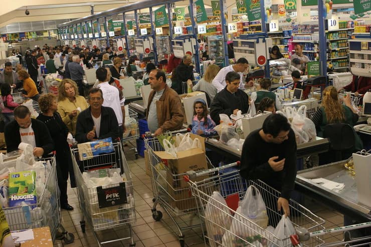 תורות ארוכים בסופר (צילום: צביקה טישלר) אנשים מחכים בתור בסופר