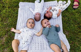 "כאמא, אני רוצה לדעת שהוא גדל במקום בטוח". התינוקות החדשים של ניר יצחק