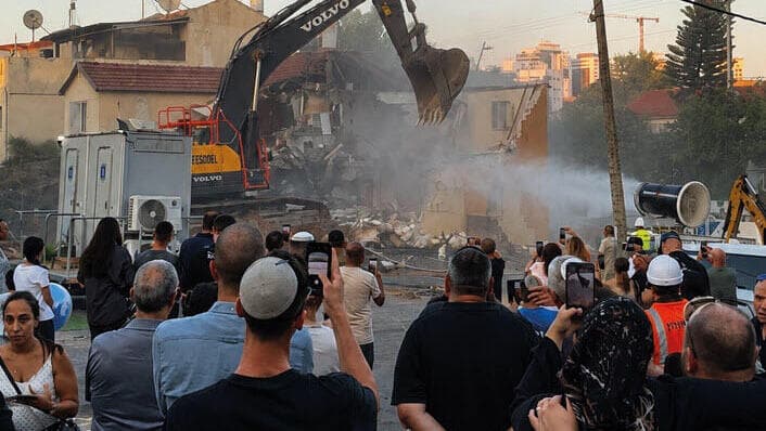 הריסה בפרויקט של חברת אורון נדל"ן ביבנה (צילום: אורון נדל"ן) הריסה בפרויקט של חברת אורון נדל"ן ביבנה