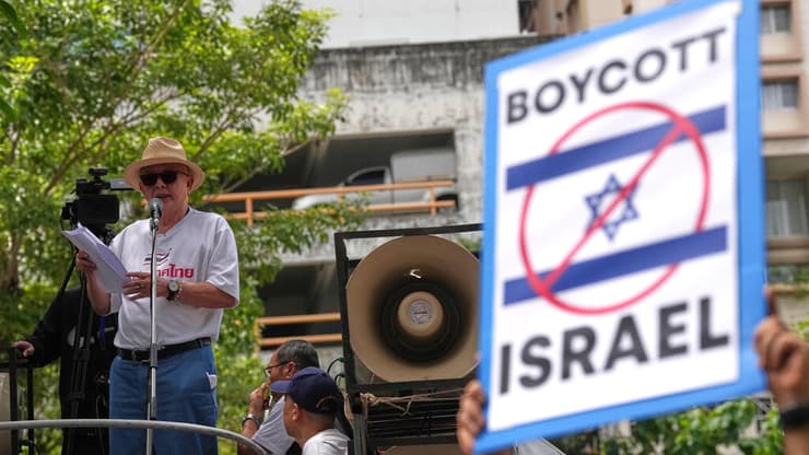 "החרימו את ישראל", הבוקר בבנגקוק (AP Photo/Sakchai Lalit) סונדהי לימטונגקול, איש תקשורת ופעיל פוליטי, נואם מול תומכיו בהפגנה מול שגרירות ישראל בבנגקוק