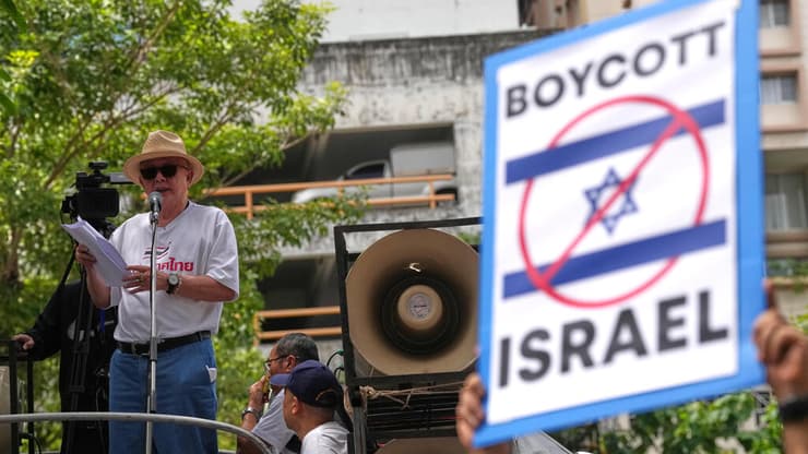 סונדהי לימטונגקול, איש תקשורת ופעיל פוליטי, נואם מול תומכיו בהפגנה מול שגרירות ישראל בבנגקוק
