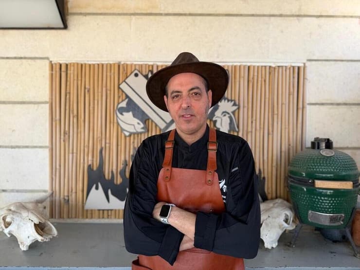 ראובן מייסלוס. הנבחרת תביא איתה מישראל גם טחינה, עמבה, סחוג ותבלינים, שמהם יכינו את התערובות במקום (צילום: אוסף פרטי) ראובן מייסלוס
